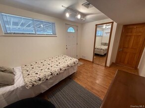 5 Sage Ct in Huntington Station, NY - Building Photo - Building Photo