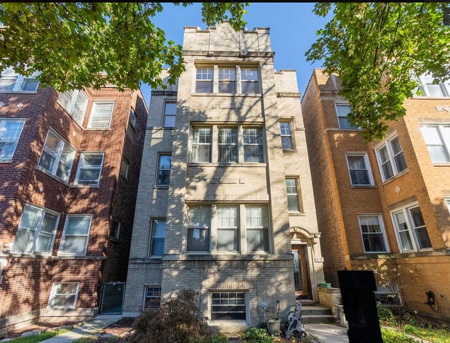 6513 N Bosworth Ave, Unit Sunny Flat on Bosworth