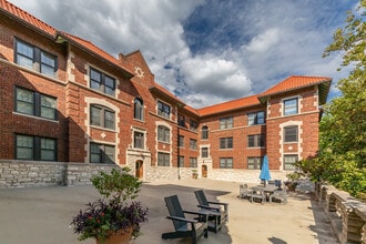 7515 Buckingham Dr, Unit 2S in Clayton, MO - Foto de edificio - Building Photo