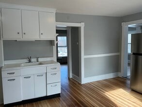 160 S Main St, Unit 2nd Floor R in Middletown, CT - Foto de edificio - Building Photo