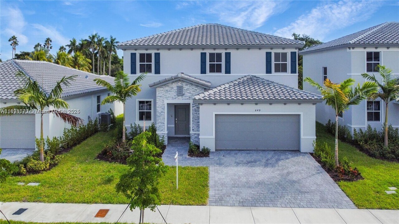 2647 SE 8th Ct in Homestead, FL - Building Photo