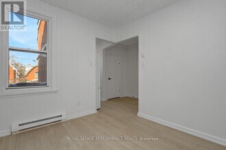 9 Larch St in Ottawa, ON - Building Photo - Building Photo