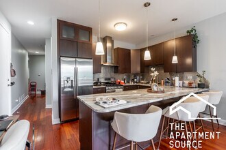 614 N Ogden Ave in Chicago, IL - Building Photo - Building Photo