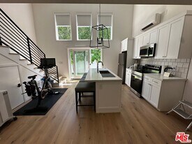 12206 Falkirk Ln in Los Angeles, CA - Building Photo