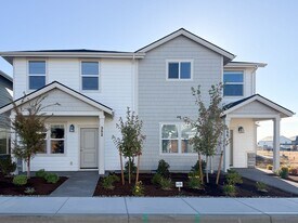 352 SE Shetterly Dr in Dallas, OR - Building Photo