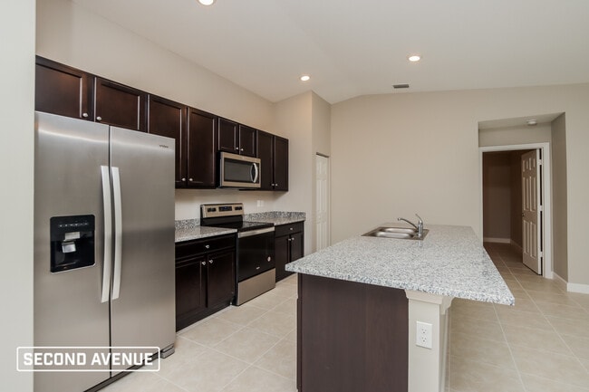 3206 Halacka Ave SE in Palm Bay, FL - Foto de edificio - Building Photo