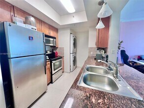 2000 N Bayshore Dr, Unit 906 in Miami, FL - Foto de edificio - Building Photo