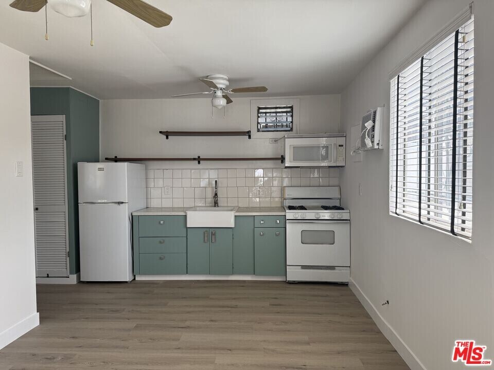 1034 1/2 N Bonnie Brae St in Los Angeles, CA - Building Photo