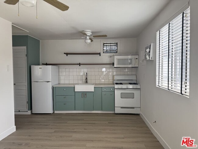property at 1034 1/2 N Bonnie Brae St