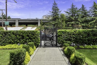 Carolina Court Apartment Homes in Seattle, WA - Foto de edificio - Building Photo