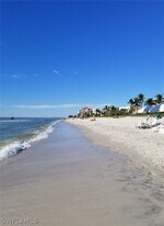 10475 Gulf Shore Dr in Naples, FL - Building Photo