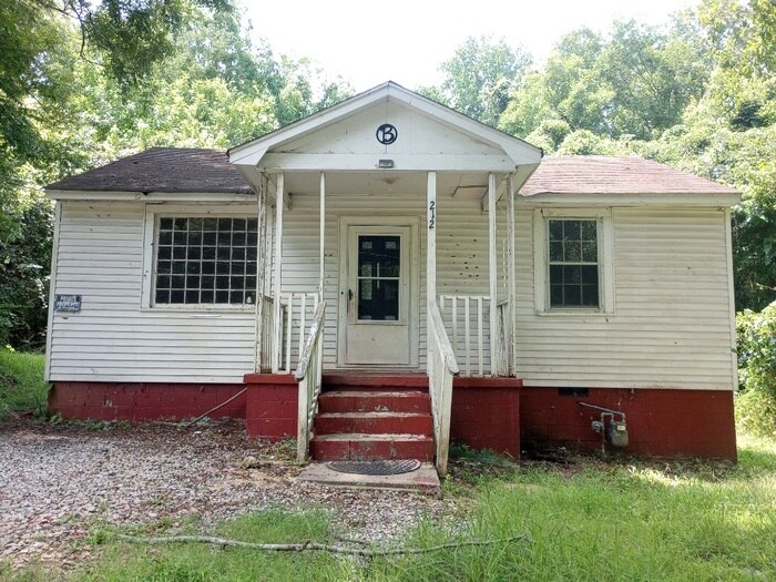 212 River St in Laurens, SC - Building Photo