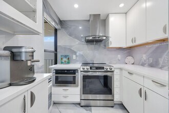 12 Royal Palm Way in Boca Raton, FL - Building Photo - Building Photo