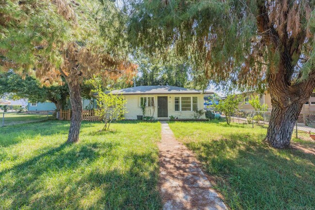 951 E 3rd Ave in Escondido, CA - Foto de edificio - Building Photo