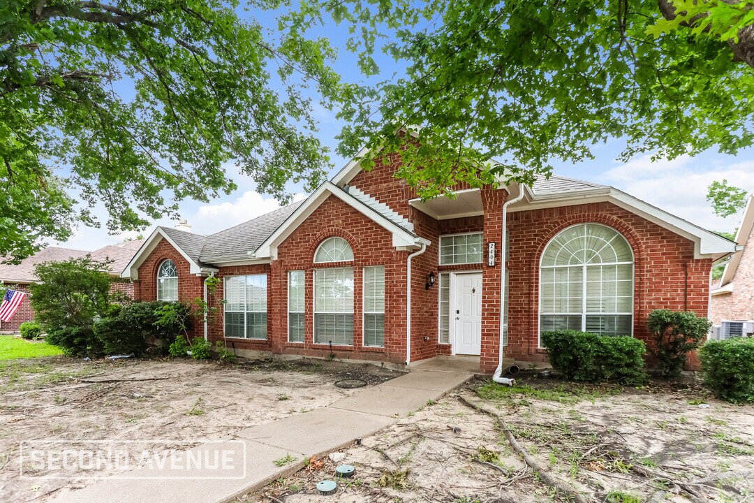 2404 Liles Ln in Mesquite, TX - Building Photo