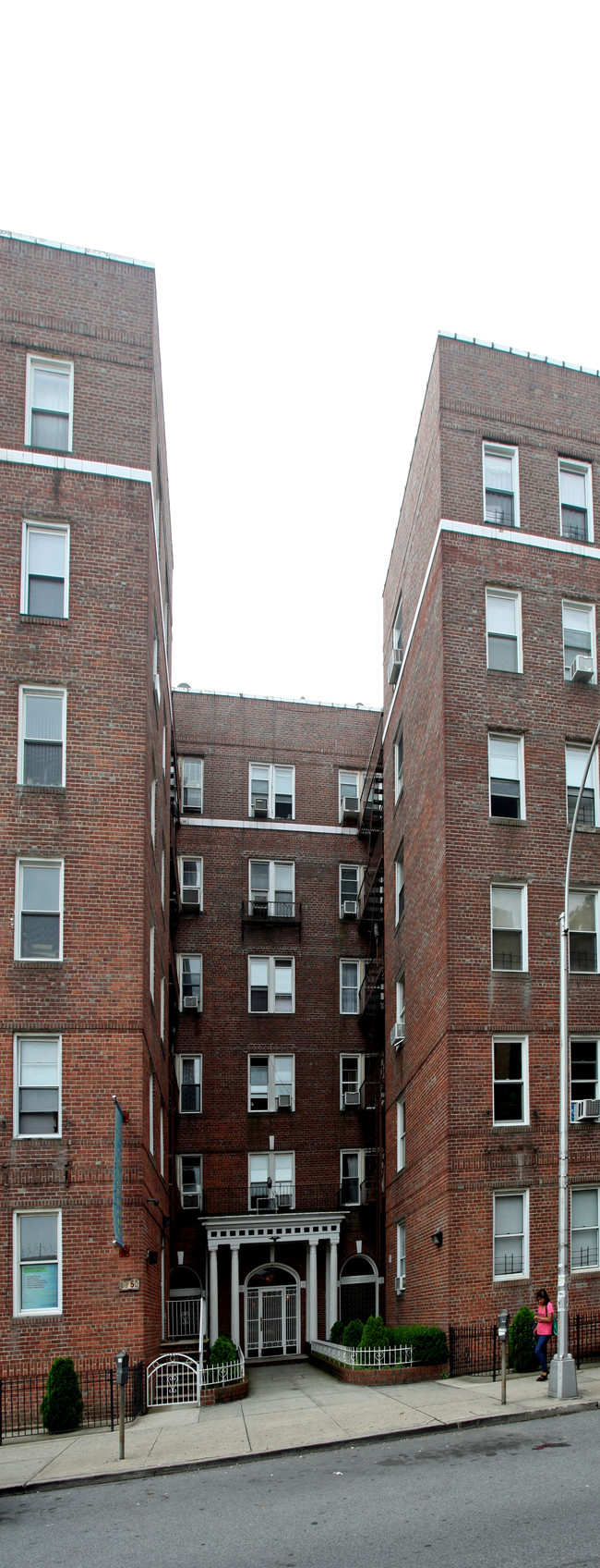 63-50 Wetherole St in Rego Park, NY - Foto de edificio - Building Photo