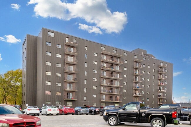 Regal Tower Apartments - Sarnia in Sarnia, ON - Building Photo - Building Photo