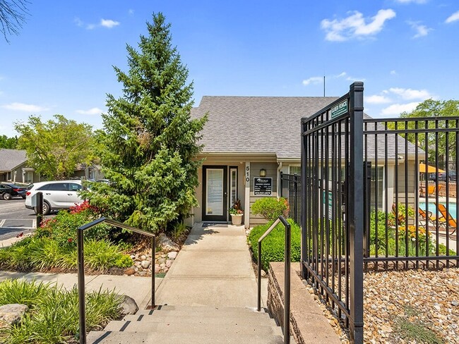 The Retreat at Woodlands Apartments in Kansas City, MO - Foto de edificio - Building Photo