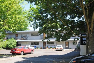 1940 SE 12th Ave in Portland, OR - Building Photo - Building Photo