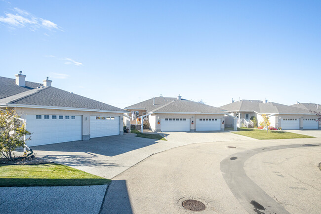 Deer Ridge Place in Spruce Grove, AB - Building Photo - Building Photo