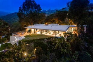 10556 Fontenelle Way in Los Angeles, CA - Building Photo