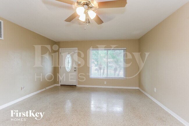 5425 13th Ave N in St. Petersburg, FL - Foto de edificio - Building Photo