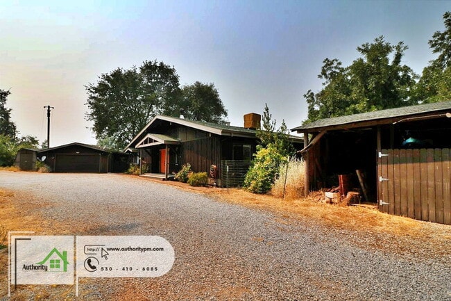 19606 Fish Hill Ln in Redding, CA - Building Photo - Building Photo