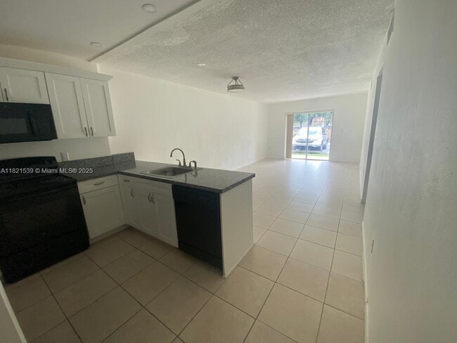 13920 Lake Placid Ct in Hialeah, FL - Building Photo - Building Photo