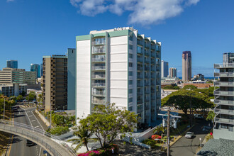 Lunalilo Tower in Honolulu, HI - Foto de edificio - Building Photo