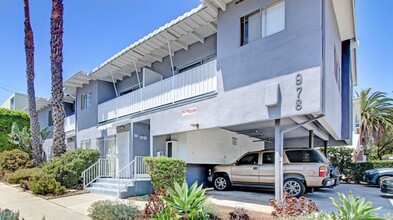 978 Barrington - steps to San Vicente in p in Los Angeles, CA - Building Photo - Building Photo