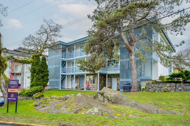 property at 841 Kindersley Rd