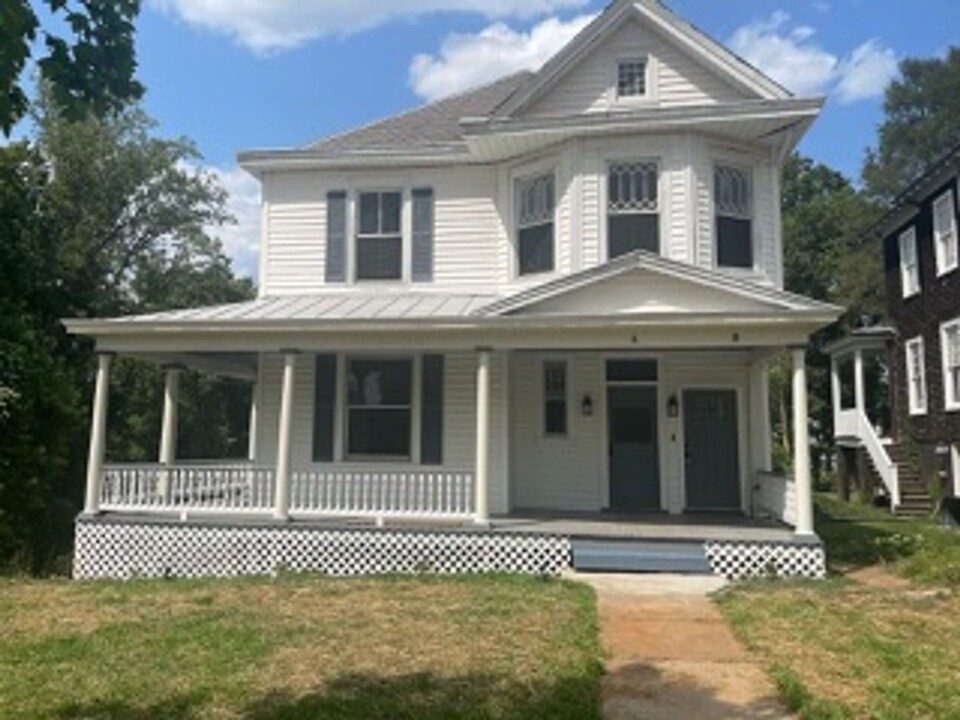 1808 Rivermont Ave in Lynchburg, VA - Foto de edificio