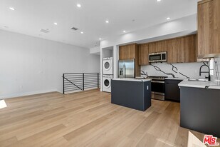 4714 W 17th St in Los Angeles, CA - Building Photo