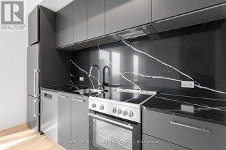 101-3101 Roehampton Ave in Toronto, ON - Building Photo - Building Photo