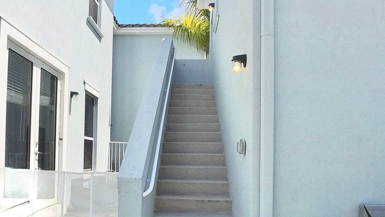 9204 SW 170th Ct, Unit Studio in Miami, FL - Building Photo
