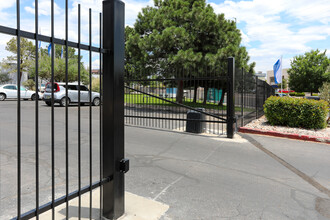 Canyon Crest in Albuquerque, NM - Building Photo - Building Photo