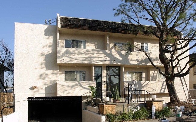4942 Whitsett Ave in Valley Village, CA - Foto de edificio - Building Photo