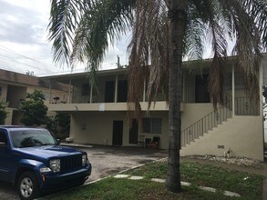 2414 Johnson St in Hollywood, FL - Foto de edificio - Building Photo