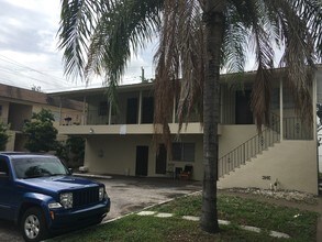 2414 Johnson St in Hollywood, FL - Building Photo - Building Photo