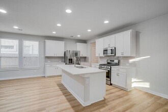 96 Bent Trl Ln in Andice, TX - Building Photo - Building Photo