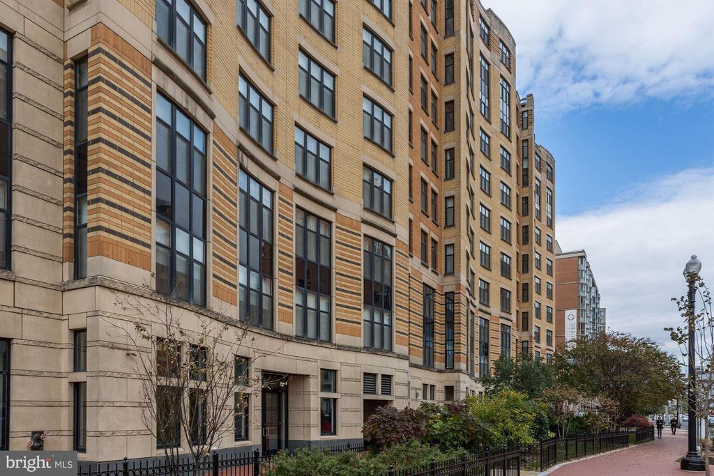 400 Massachusetts Ave NW in Washington, DC - Building Photo