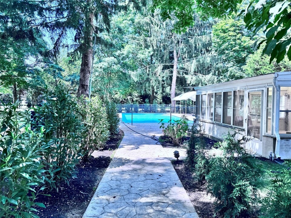 232 Brookville Rd in Glen Head, NY - Building Photo