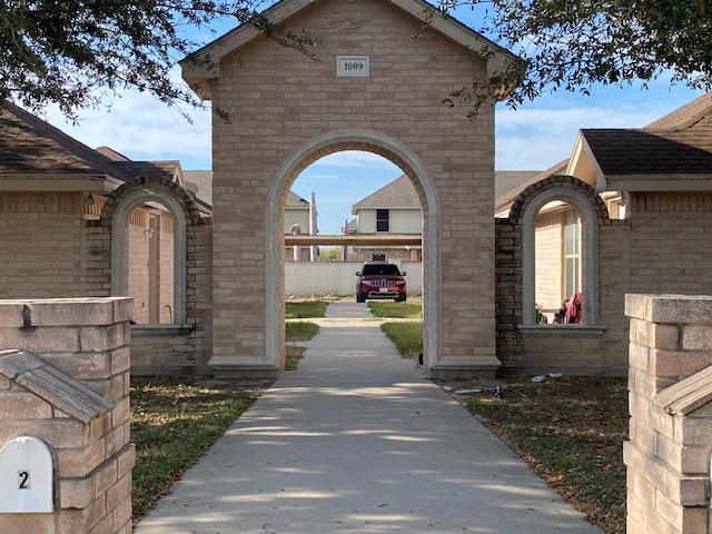 1005 Cedarwood Dr, Unit 1 in Rio Grande City, TX - Foto de edificio