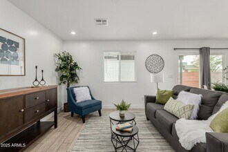 1932 E Carver Dr in Phoenix, AZ - Foto de edificio - Building Photo