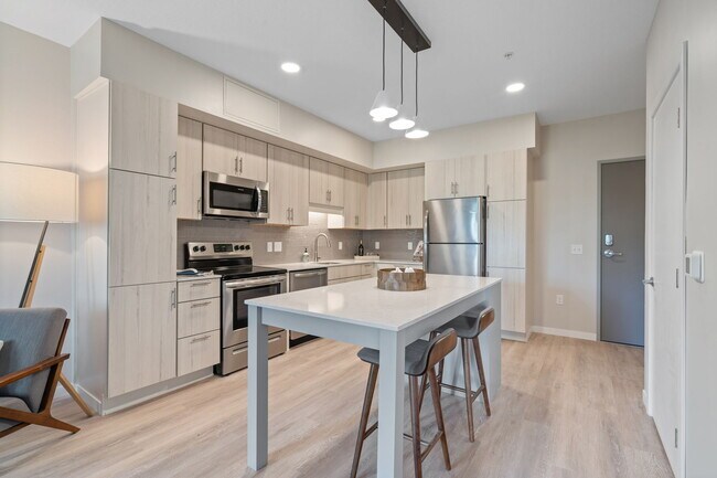 Townline Apartments in Minnetonka, MN - Foto de edificio - Building Photo