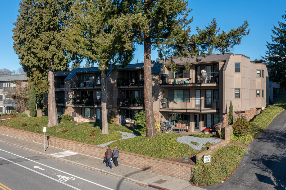 6736 Lake Washington Blvd NE in Kirkland, WA - Foto de edificio