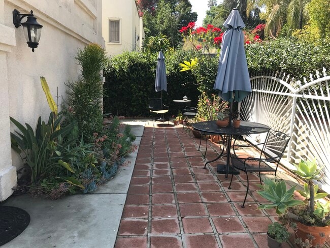 1426 Allesandro St, Unit Mediterranean Duplex in Los Angeles, CA - Building Photo - Building Photo