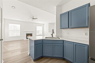 18006 Villa Creek Dr in Tampa, FL - Building Photo - Building Photo