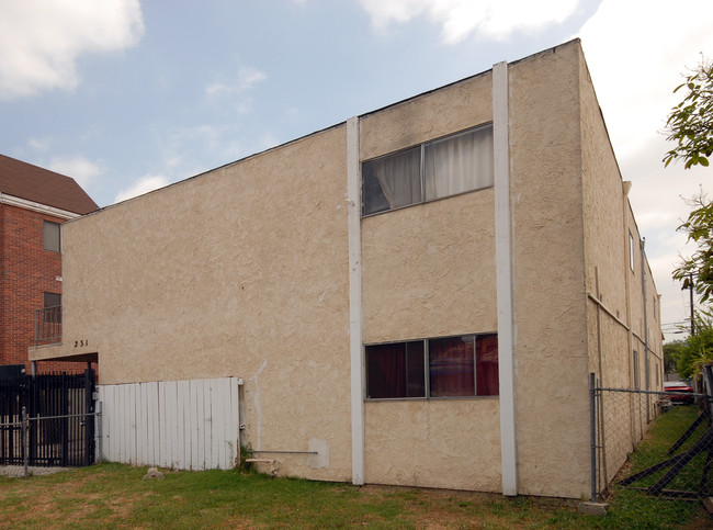 231 S Avenue 54 in Los Angeles, CA - Foto de edificio - Building Photo