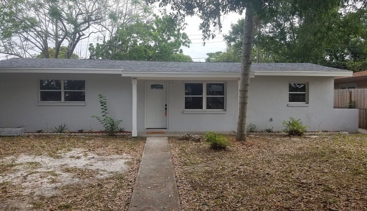 3277 49th Ave N in St. Petersburg, FL - Building Photo